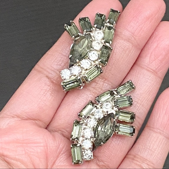 Vintage Unsigned Juliana? Green Rhinestones Climber Clip On Earrings - Picture 2 of 11